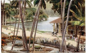 Vista dal Tempio del Dente Sacro, Kandy, Ceylon, c.1900-20 (fotografia colorata a mano) da Ltd. Ceylon Plâté