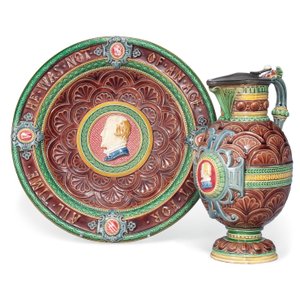 Una brocca e un supporto in maiolica di Minton da Ltd Mintons