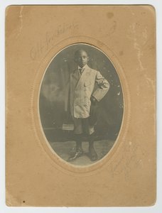 Fotografia di Lucius Harper Jr. che va a scuola, ca. 1910 da Lucius Harper