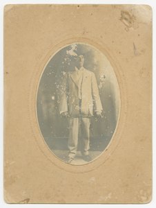 Fotografia di un uomo da Lucius Harper