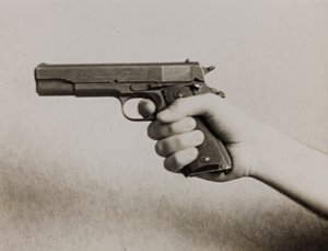 Una mano che impugna una pistola automatica