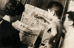 Una donna legge la prima pagina del Messaggero con il titolo "Il Tricolore sventola vittorioso di Adwa riconquistata".