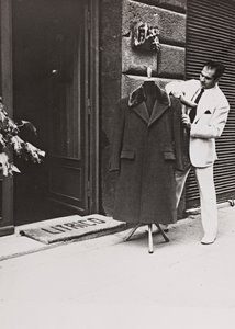 Angelo Litrico, stilista di Nikita Kruscev e di John F. Kennedy, Juan Perón, Tito, Dwight D. Eisenhower, fuori dal suo negozio a Roma