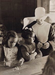 Ragazze in un orfanotrofio francese da Luigi Leoni