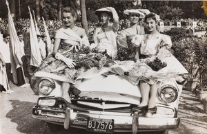 Mannequins posing on a car in the Piazza di Siena in Villa Borghese, Rome da Luigi Leoni