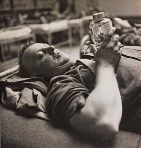 Il convalescente militare guarda una bottiglietta con un preparato chimico da Luigi Leoni