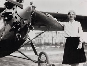 La signorina Fumagalli, prima donna italiana a ottenere un aereo da pilota, fotografata all