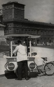 Peddler of gelato (ice cream-seller) in Piazza Venezia, Roma