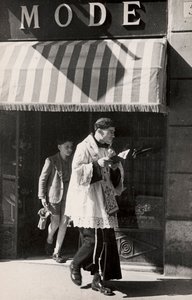 Sacerdote durante la benedizione pasquale