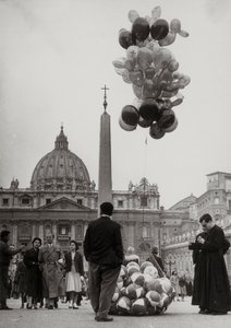 Vendita di palloncini davanti alla Basilica di San Pietro in Vaticano da Luigi Leoni
