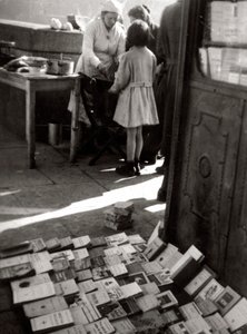 Vendita di libri per strada da Luigi Leoni