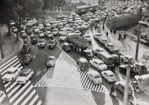 Scena di traffico in una strada di Roma