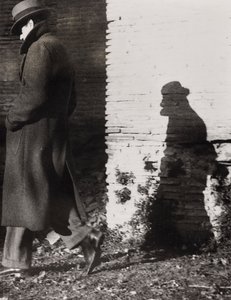 Ombra di uomo con cappello da Luigi Leoni