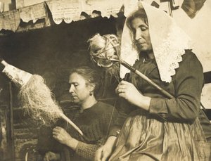 Donne che filano la lana