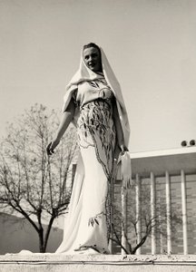 Modella in abito da sera con tessuto a stampa floreale, creato dalla casa di moda "Lamma". L