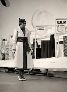 Modella in un cappotto creato dalla casa di moda "Lamma" da Luis Bogino