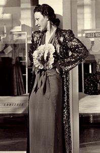Modella in abito da sera creato dalla casa di moda italiana "Dragoni" da Luis Bogino