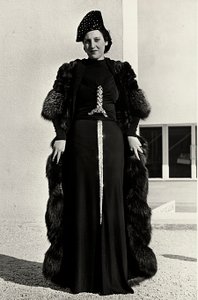 Modella in abito da sera creato dalla casa di moda italiana "Dragoni" da Luis Bogino