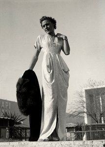 Modella in abito da sera creato dalla casa di moda "Graldi". da Luis Bogino