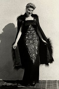 Modella in abito da sera creato dalla casa di moda "Graldi" da Luis Bogino