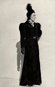 Modella presenta un articolo creato dalla casa di moda italiana "Cicogna" da Luis Bogino