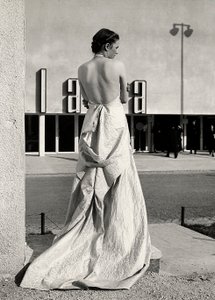 Modella vista di spalle indossa un abito da sera creato dalla casa di moda "Lamma" da Luis Bogino