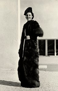 Modella con cappotto di volpe argentata creato dalla casa di moda italiana "Dragoni"
