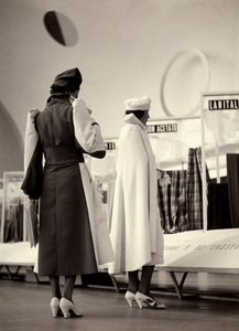 Due modelle viste di spalle indossano creazioni della casa di moda "Lamma" da Luis Bogino
