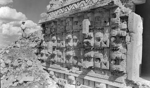 Bassorilievo su rovina monumentale Maya, penisola dello Yucatan. 1936