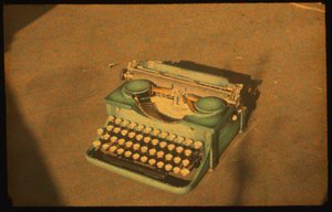 Natura morta, fotografia a colori di una macchina da scrivere scattata con Autochrome Lumière e una fotocamera 35mm