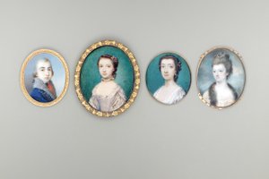 Signora Arabella Walker-Heneage, nata Cope (m. c. 1818), in abito crema con bordo di pizzo e mantello bordato di pelliccia, perle intrecciate nei capelli raccolti e ricci, sfondo di cielo e nuvole da Luke Sullivan