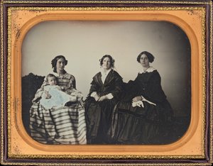 Ritratto di una madre, un bambino e due donne