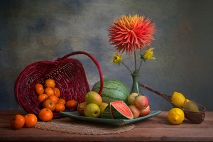 Frutta in abbondanza e dalie da Lydia Jacobs