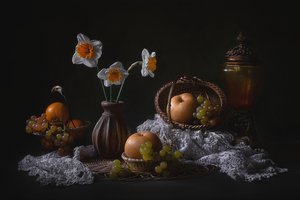 Natura morta con narcisi e frutta da Lydia Jacobs