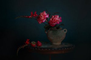 Natura morta floreale scura da Lydia Jacobs