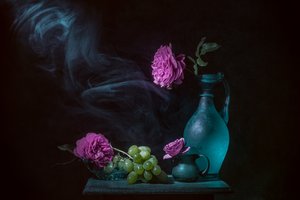 Natura morta con rosa eterea da Lydia Jacobs