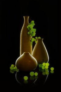 Vasi dorati e uva verde da Lydia Jacobs