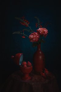 Natura morta in rosso malinconico da Lydia Jacobs