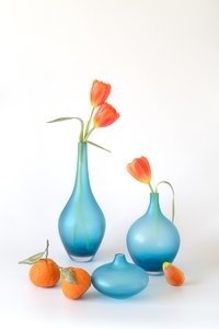 Tulipani arancioni in vasi blu da Lydia Jacobs