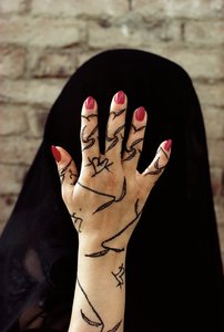 Donna yemenita con le mani decorate con henné nel Nord Yemen