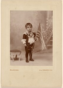 [Ragazzo in piedi, con in mano una bandiera americana]