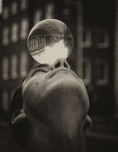 Riflesso della sfera di cristallo in equilibrio da Maciej Przeklasa