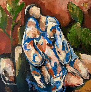 Figura serena in un ambiente interno