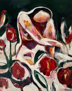 Una donna tra i fiori rossi