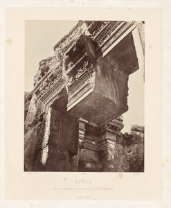 Veduta della colonnata al centro del tempio di Luxor, Egitto da Maison Bonfils