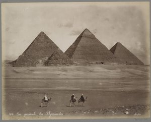 Vista sulle piramidi di Micerino, Chefren e Cheope a Giza da Maison Bonfils