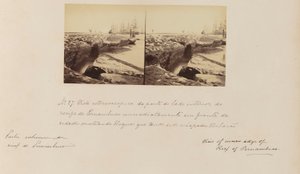 Vista stereoscopica del lato interno della scogliera di Pernambuco, immediatamente di fronte alla città, che mostra i blocchi che sono stati minati e sono crollati. da Marc Ferrez