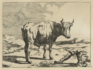 Toro in piedi vicino a un ceppo d