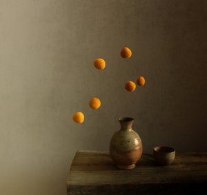 Natura morta moderna con sfere fluttuanti
