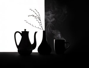 Natura morta con caffè nero e bianco